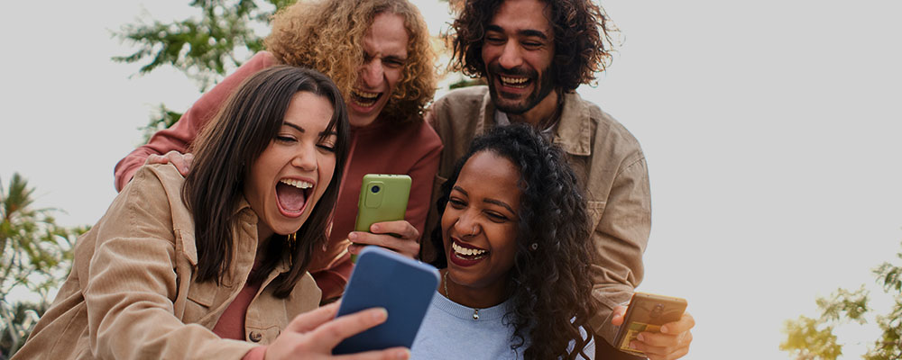 Grupo De Jovens Amigos Segurando O Smartphone Nas Mãos Se