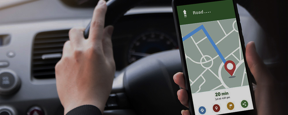 Homem mão segurando smartphone com o aplicativo de mapas do Google