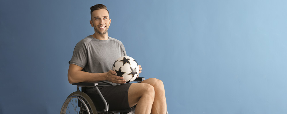 uma única linha desenhando duas pessoas jogando futebol na tela do