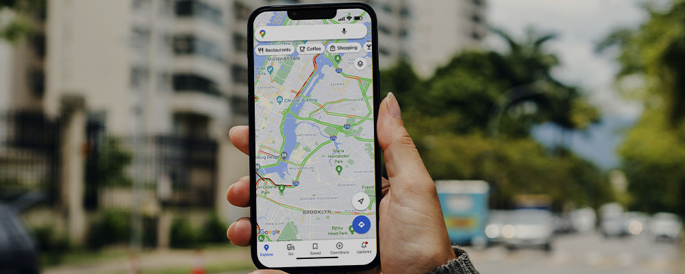 Homem mão segurando smartphone com o aplicativo de mapas do Google