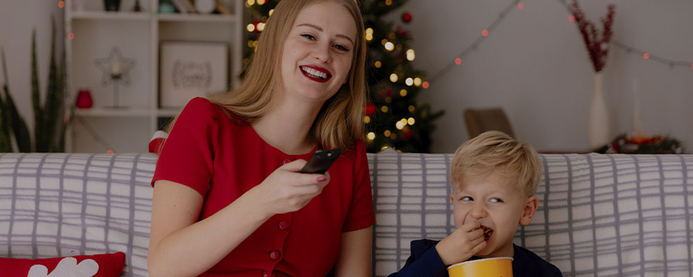 mãe e filho assistindo filmes clássicos de Natal na Netflix