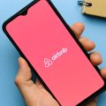 celular com o aplicativo do Airbnb aberto