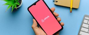 celular com o aplicativo do Airbnb aberto