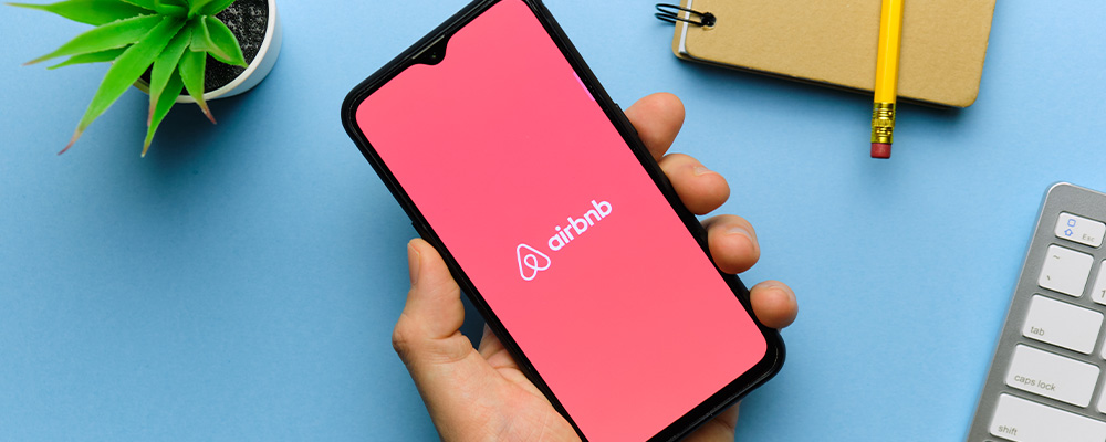celular com o aplicativo do Airbnb aberto