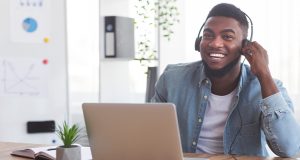 homem fazendo curso online grátis