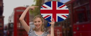 mulher segurando um balão de conversa estampado com a bandeira da Inglaterra