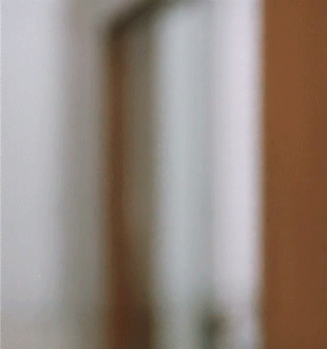 homem saindo de uma porta apenas para fazer um sinal de positivo