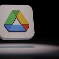 logo do Google Drive em um fundo preto iluminado por um ponto de luz