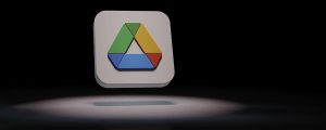 logo do Google Drive em um fundo preto iluminado por um ponto de luz