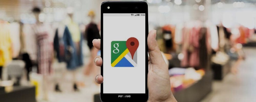 Celular da Positivo com o app do Google Maps aberto.