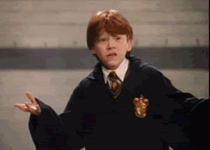 Ronnie Weasley, da saga Harry Potter, com os braços abertos confuso sobre algo.