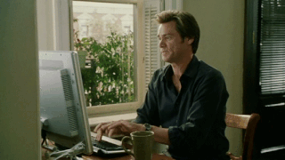 Cena do filme O Todo Poderoso em que Bruce está respondendo e-mails em massa e digitando muito rápido.