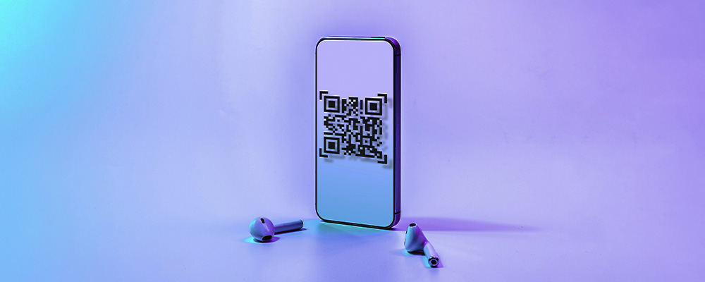 celular com um código QR aparecendo na tela em um fundo neon