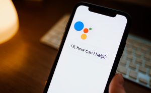 celular com Google Assistente aberto