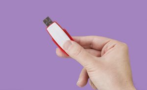 Como restaurar um pen drive corrompido?