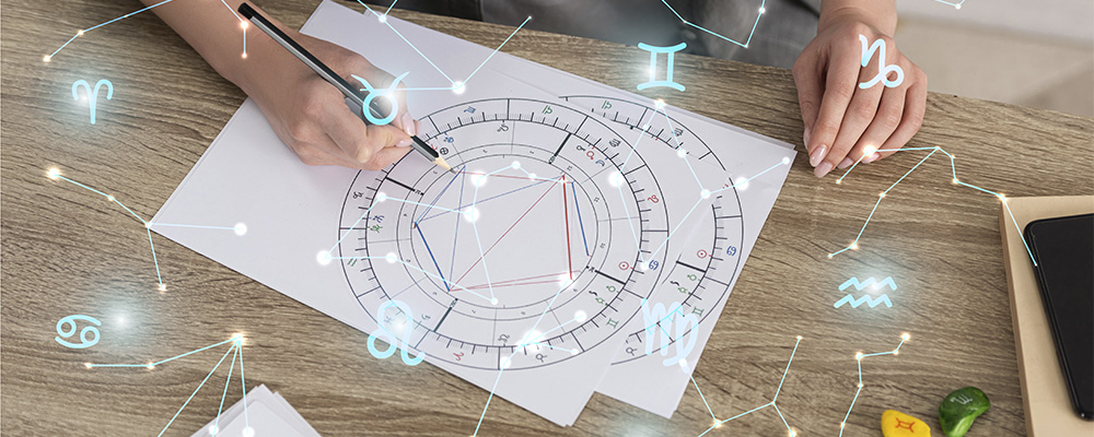 mulher fazendo mapa astral
