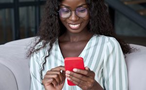 mulher feliz mexendo no celular