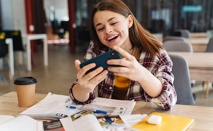 menina feliz jogando no celular android