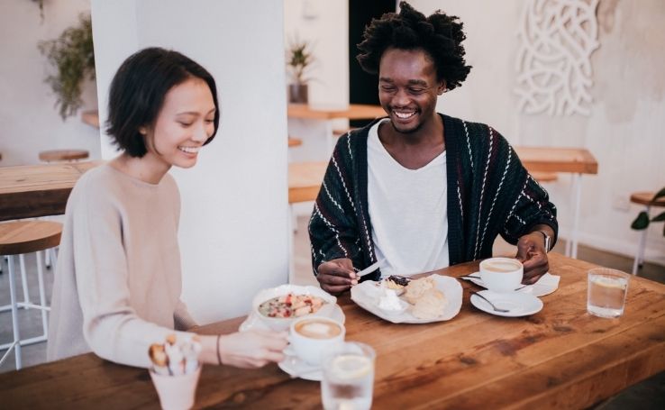 casal-que-se-conheceu-em-um-app-de-relacionamento