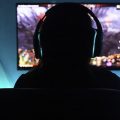 gamer jogando em um monitor com uma alta taxa de atualização