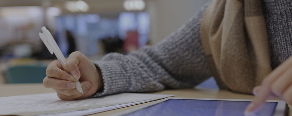 close nas mãos de uma pessoa estudando