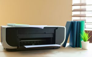 impressora-em-cima-da-mesa-do-escritorio