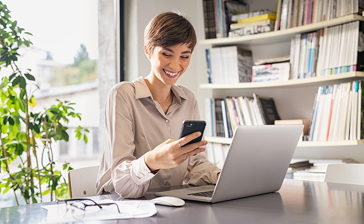 mulher-usando-smartphone-no-escritorio