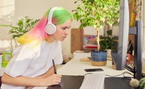 garota-desenhando-em-computador-com-caneta-inteligente