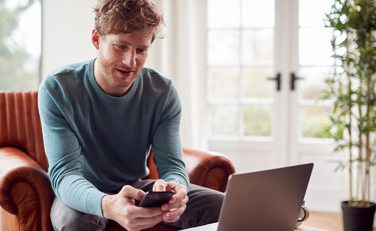 mitos-homem-usando-smartphone-e-notebook-ao-mesmo-tempo