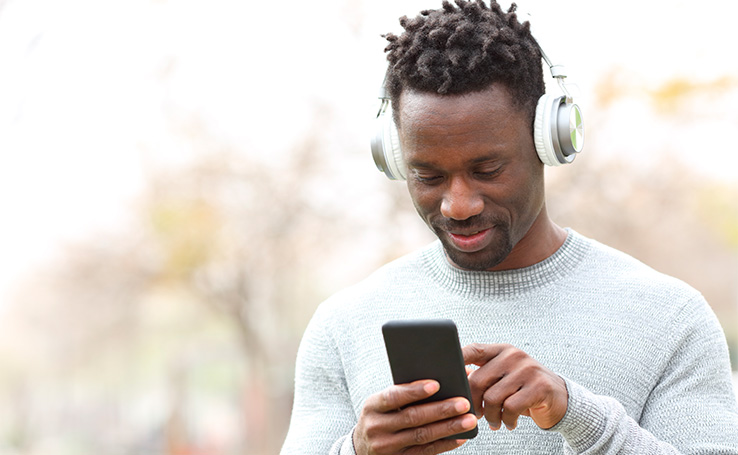 homem-ouvindo-musica-offline-pelo-soundcloud