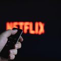 controle-remoto-apontado-para-tv-netflix