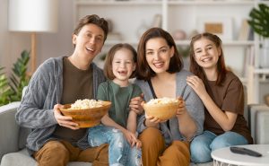 familia-assistindo-lancamentos-da-netflix