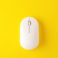 mouse-branco-em-fundo-amarelo