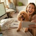 mulher tirando selfie com cachorro ao estilo da rede social bereal