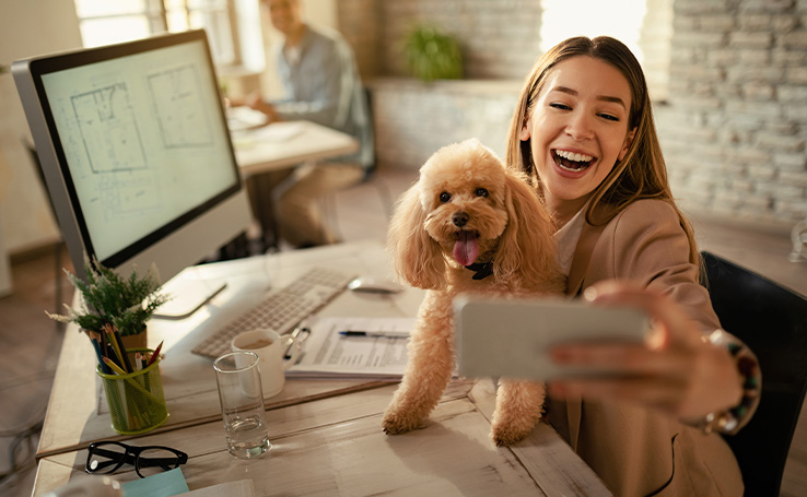 mulher tirando selfie com cachorro ao estilo da rede social bereal