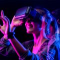 mulheres com óculos de realidade virtual explorando o metaverso