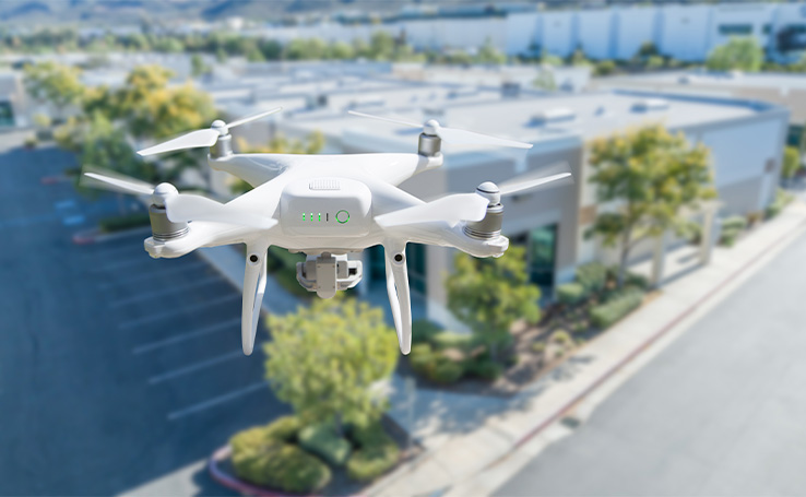 drone sobrevoando cidade