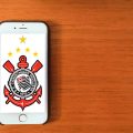 celular com logo do corinthians em cima da mesa