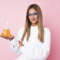 mulher cientista segurando um frasco