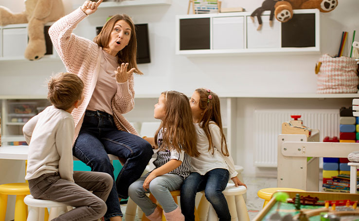 mãe contando história para os filhos e fazendo brincadeiras