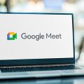 notebook com Google Meet aberto