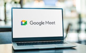 notebook com Google Meet aberto