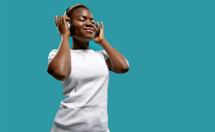 mulher ouvindo música no Spotify com headphones