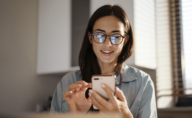 mulher removendo informações pessoais da internet pelo celular