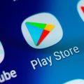 ícone do app da Play Store em smartphone Android