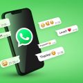 celular com o logo do whatsapp e vários balões com reações de mensagens