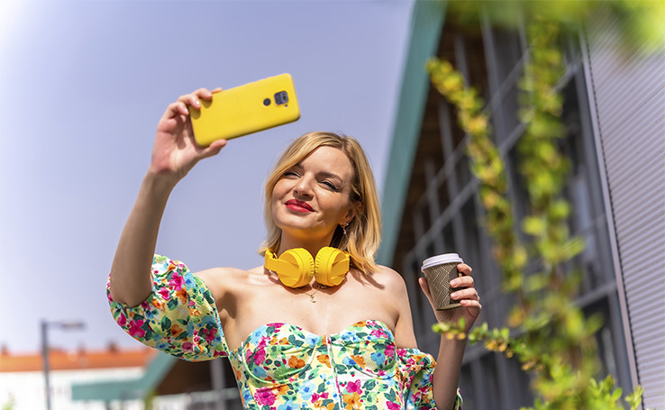 mulher tirando uma selfie com a câmera do Instagram