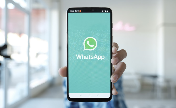 pessoa segurando celular com o WhatsApp aberto