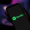 celular com o aplicativo do Spotify aberto