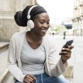 mulher ouvindo música no Spotify
